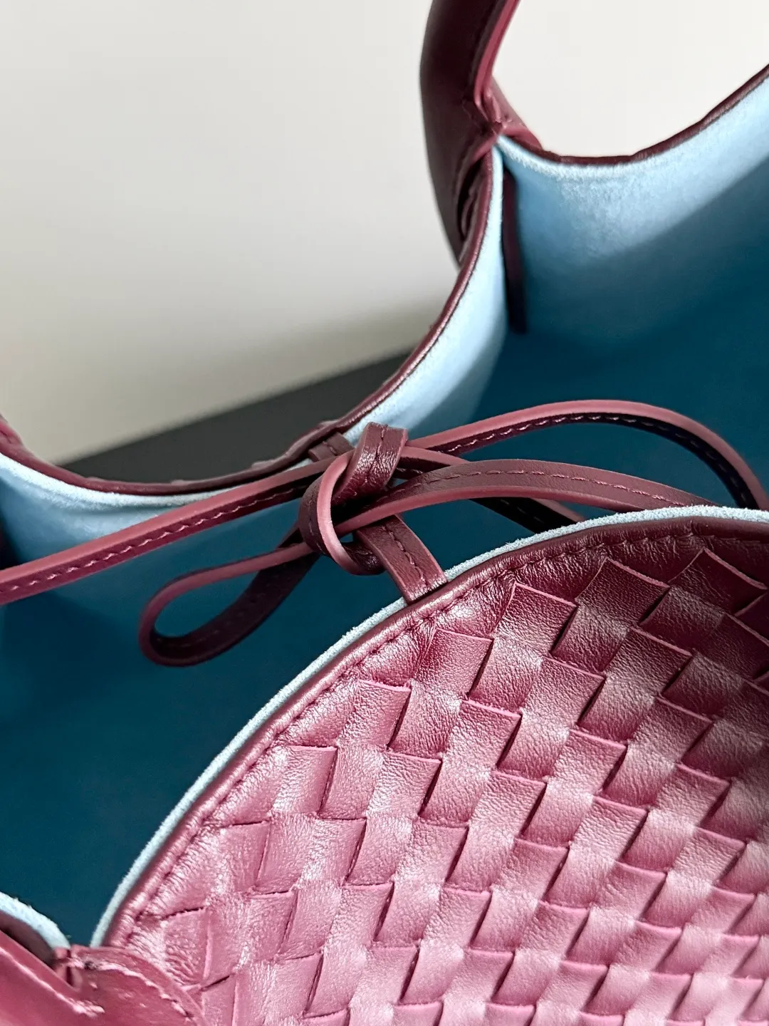 Batch 2660 Bottega Veneta 2025 new product PINACOTECA bag, iconic weaving process, skillfully crafted with 10mm Intrecciato process and equipped with suede lining. Four small strips of leather add character to the design and make the bag more stable. Relaxed yet sophisticated, casual yet refined, suede lining and double-sided design, suitable for shoulder and hand carry. The four straps can be adjusted into different shapes. One pack can be switched between two uses, easily integrating into your daily rhythm. Style number: 817166 Size: 43*23*17.5cm